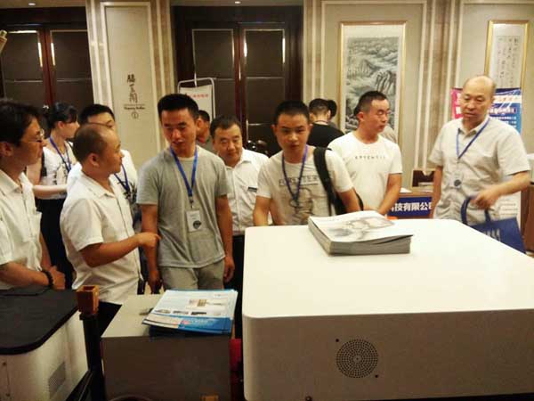 直讀光譜儀產(chǎn)品一出場就吸引了眾多鑄造行業(yè)專家的目光。