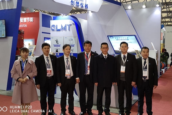 中國鑄造協(xié)會張志勇秘書長（右起三）、劉樹生主任（右起四）